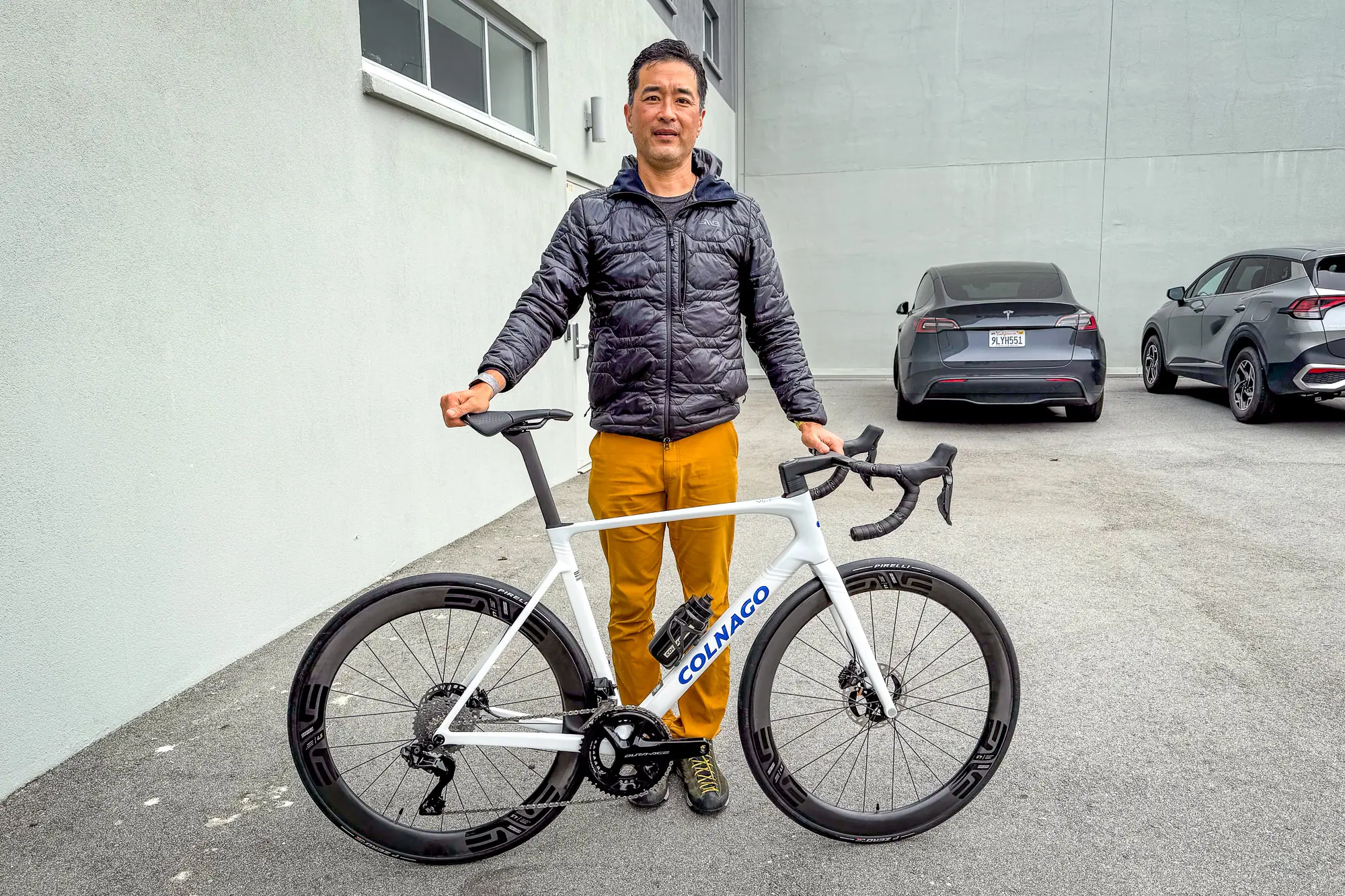 Seiji Ishii holding the Colnago V5Rs