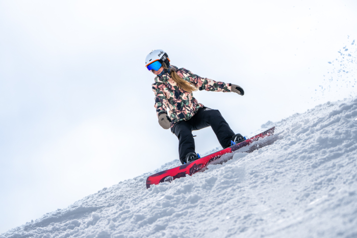 snowboarder in heel side turn