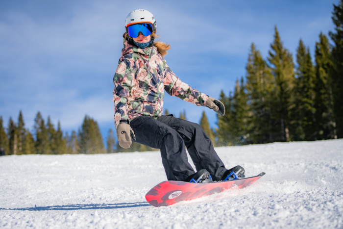 snowboarder in heel side turn