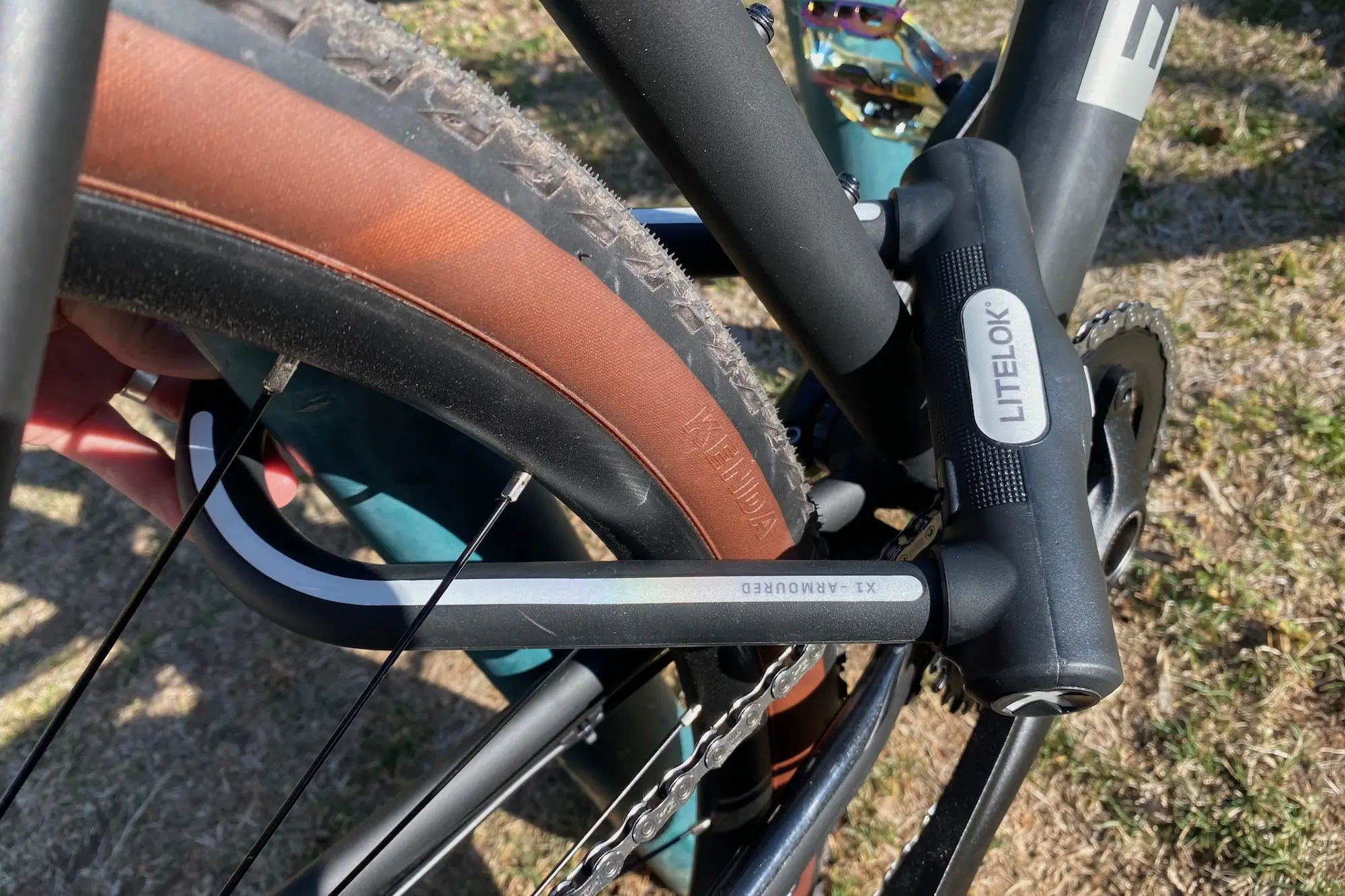 Using the Litelok X1 to lock a bike to a bike rack