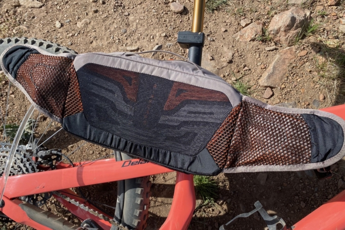 the vented back panel of the Osprey Raptor 4