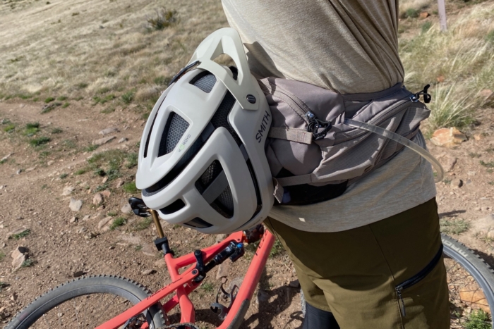 Carrying a helmet on the Osprey Raptor 4 mountain bike hip pack