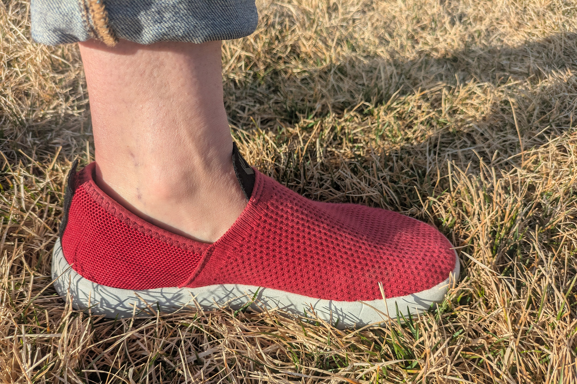 Roll Recovery Superplush Classic Women's Shoe worn on dry grass in the sun