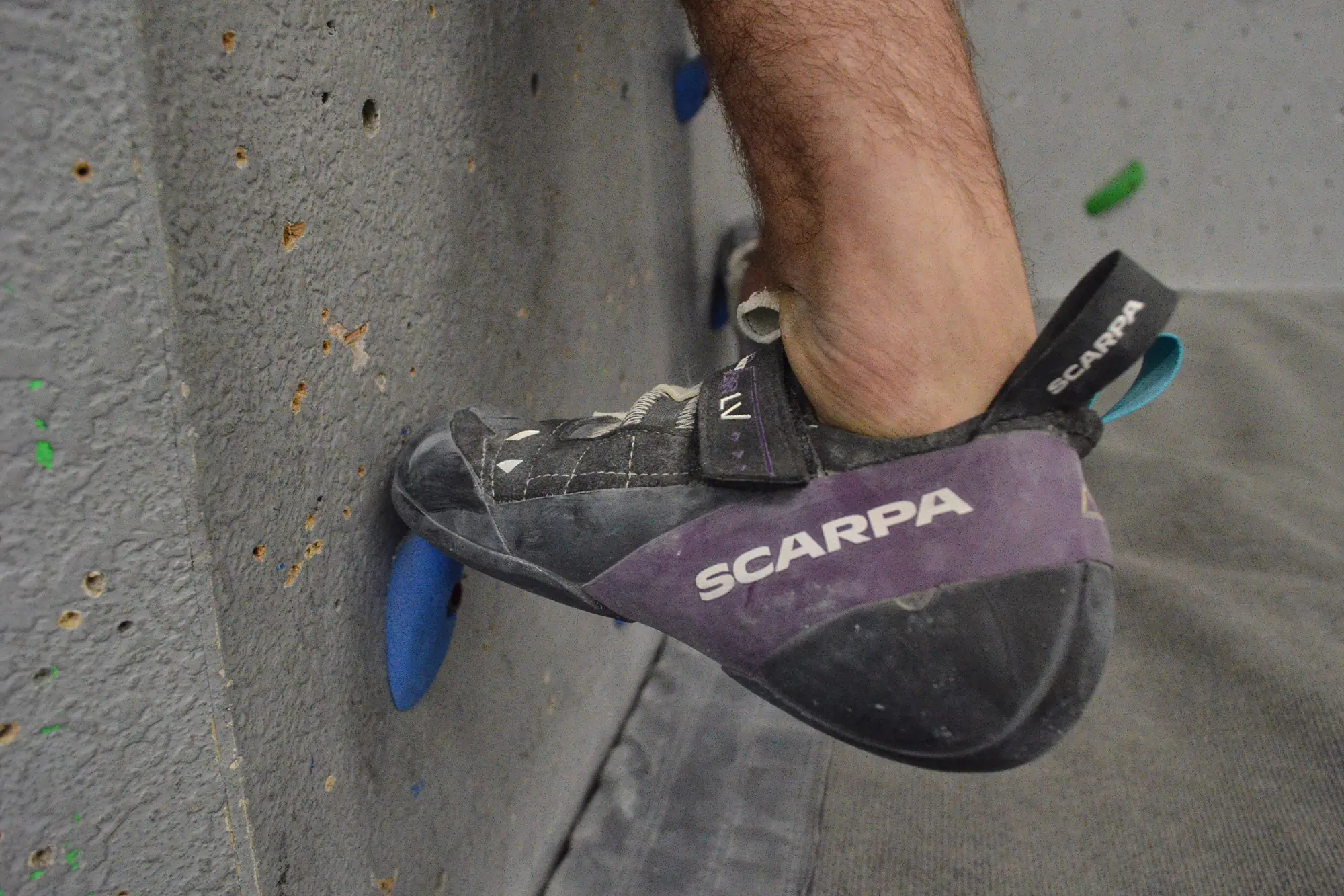 Scarpa Instinct VSR LV used for a heel hook on a blue hold