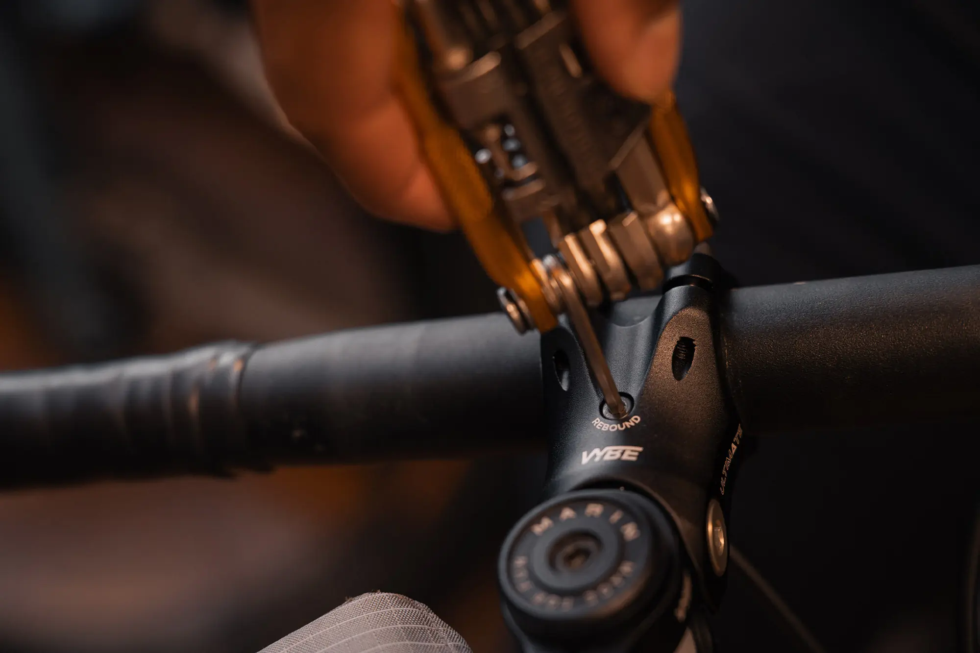 Adjusting the rebound dial on the Vybe Suspension Stem