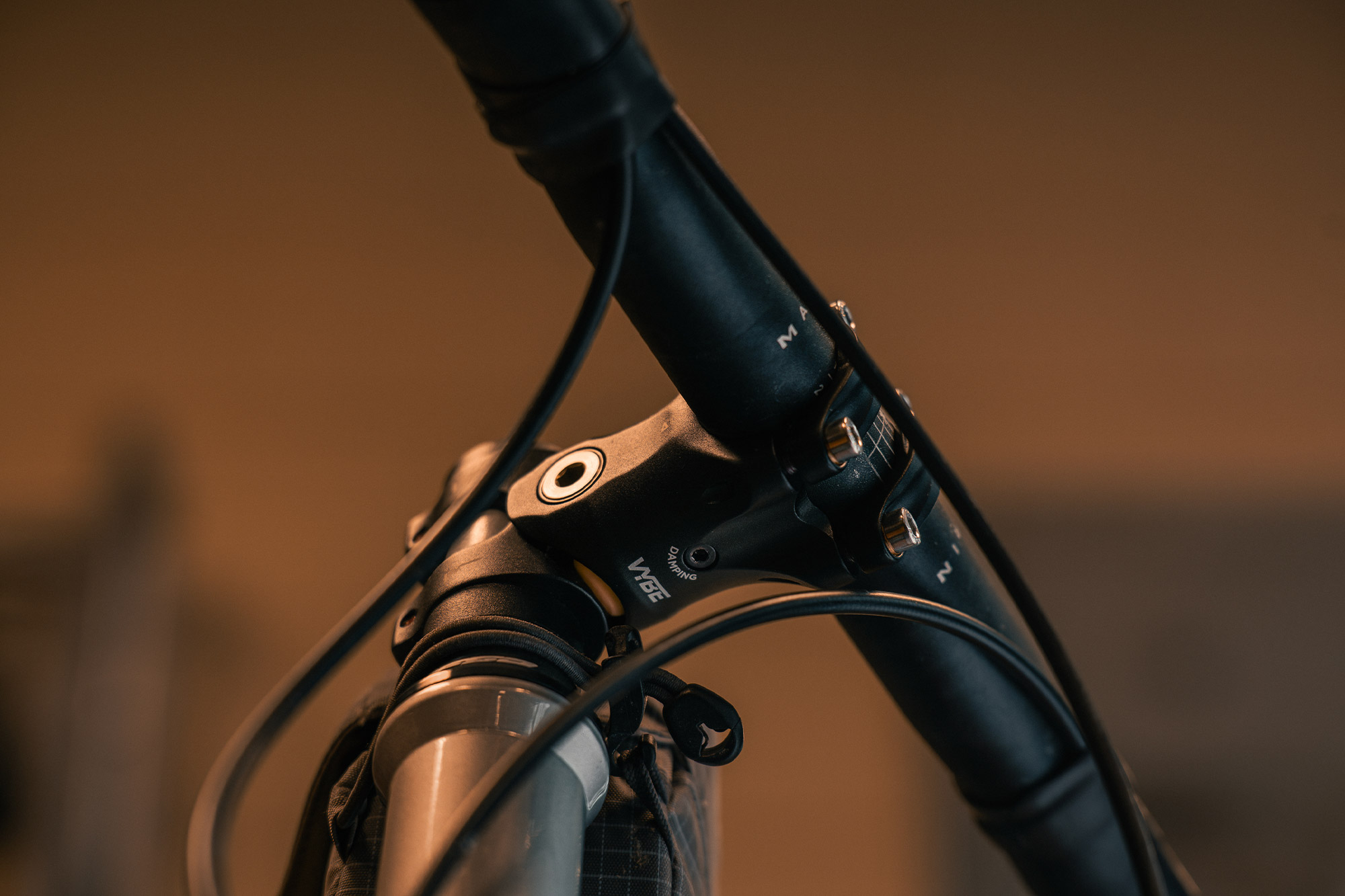Vybe Suspension Stem damping dial shown near the handlebars