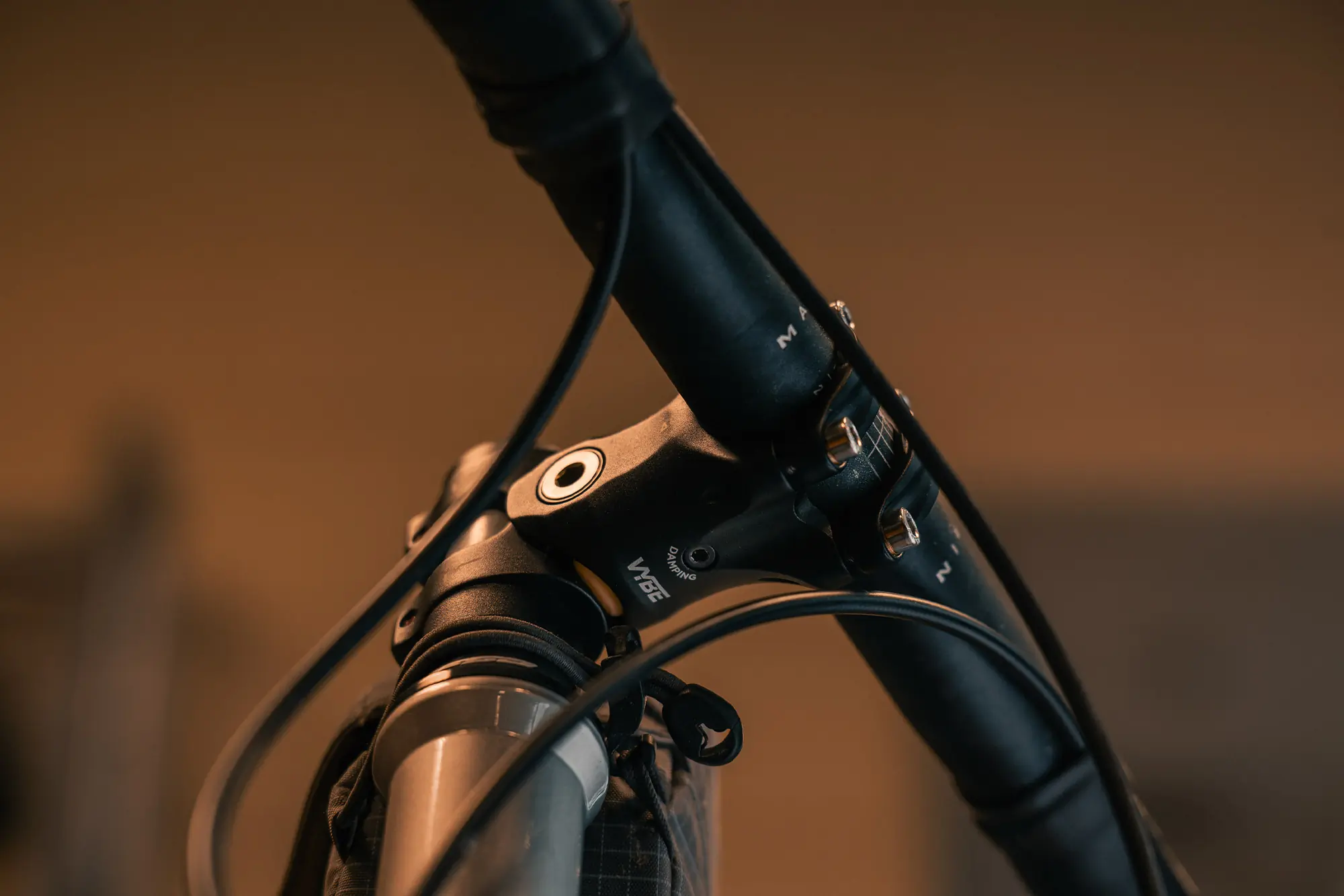Vybe Suspension Stem damping dial shown near the handlebars