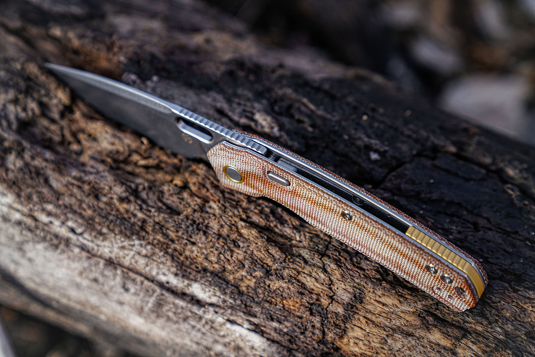 Side view of the Vosteed Psyop Micarta showing spine and liners