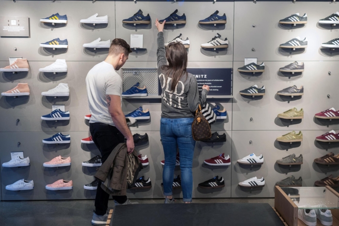 New,York,Ny,Usa-february,28,,2017,Customers,Browse,Footwear,In