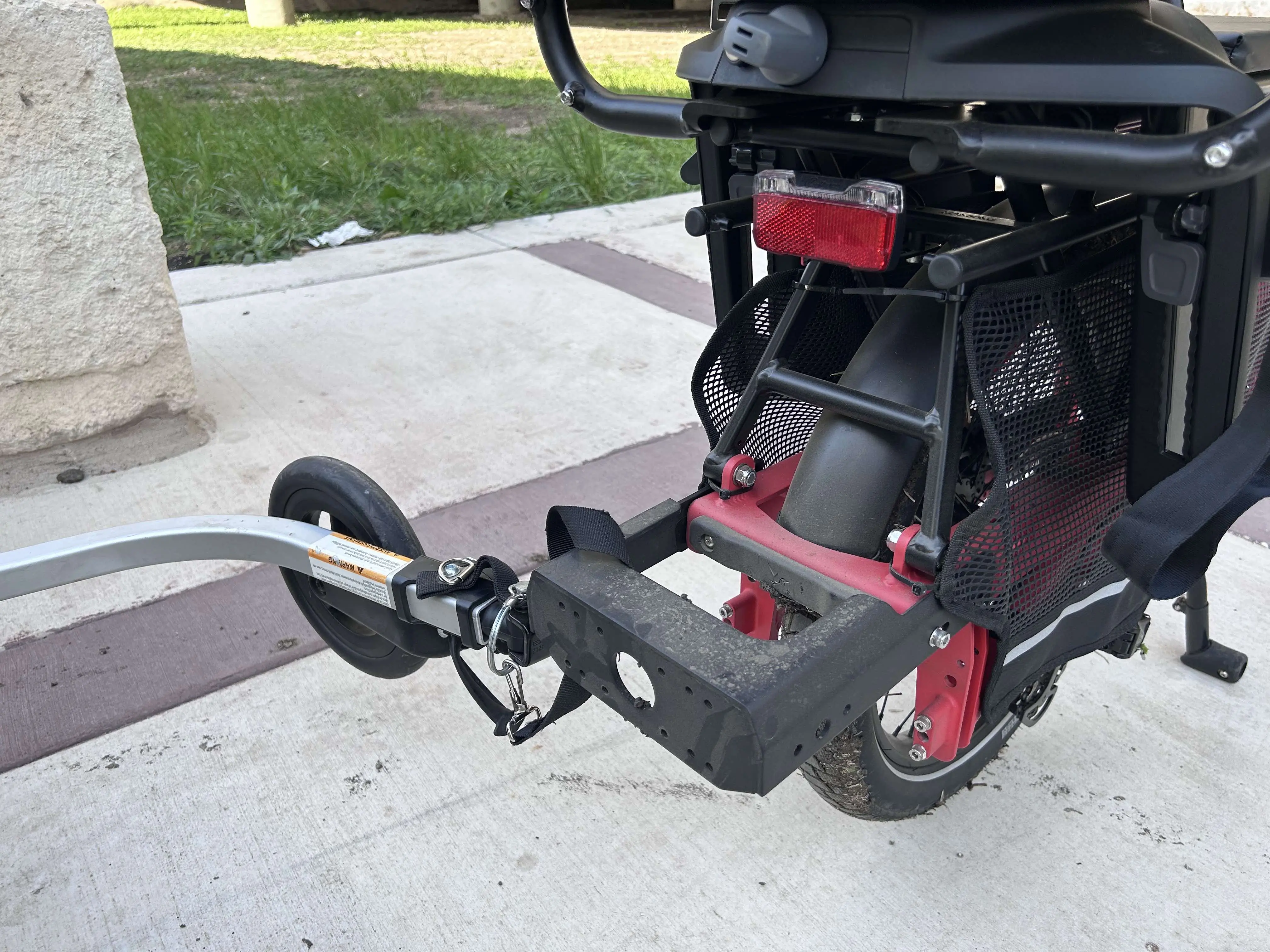 Tern Quick Haul Long rear hitch attachment detail image.