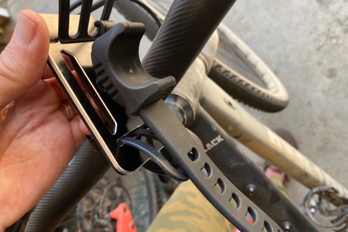 The handlebar strap mount on the Lezyne Smart Grip phone mount