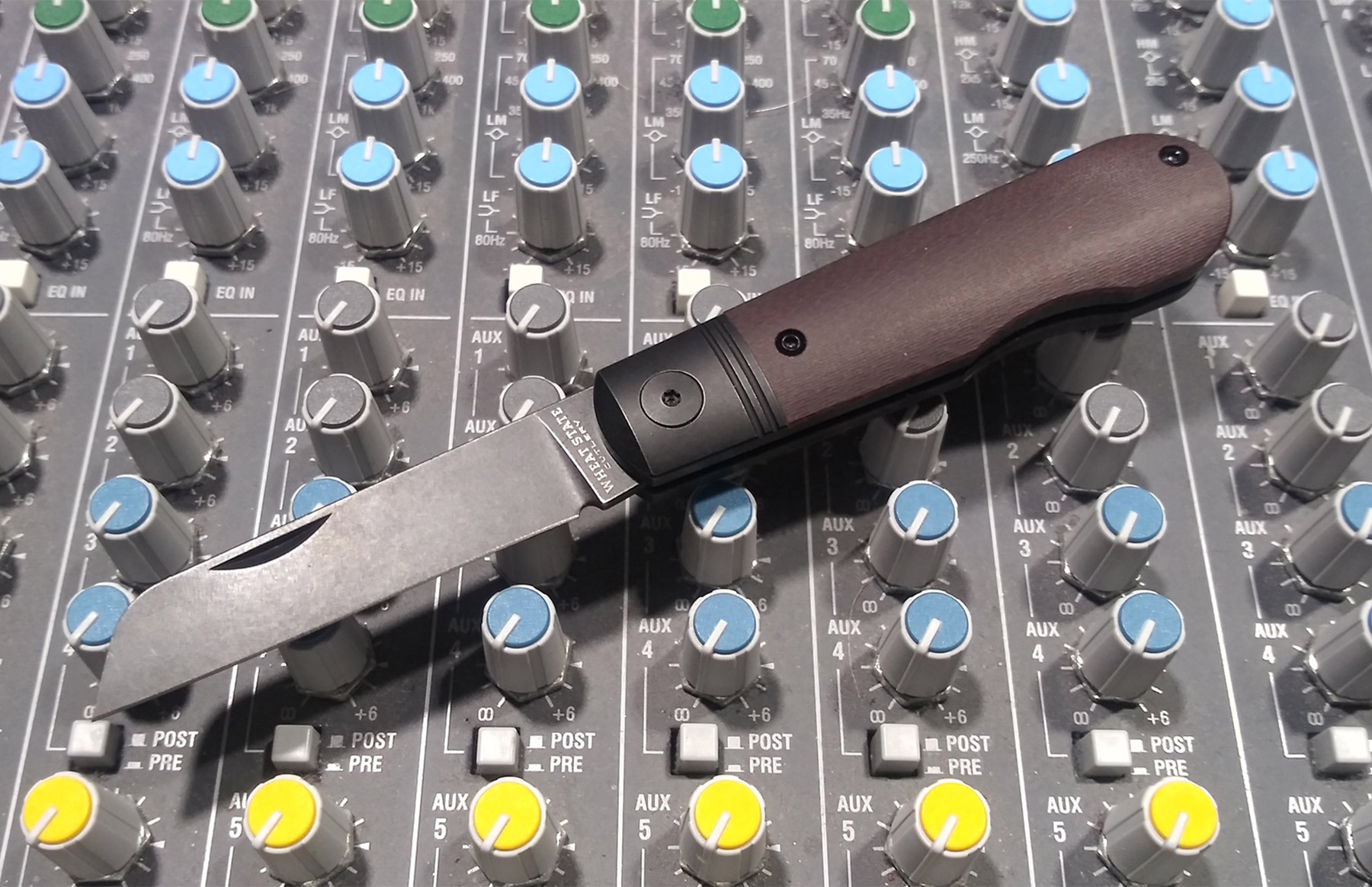 Wheat State Cutlery Peacemaker open on a soundboard