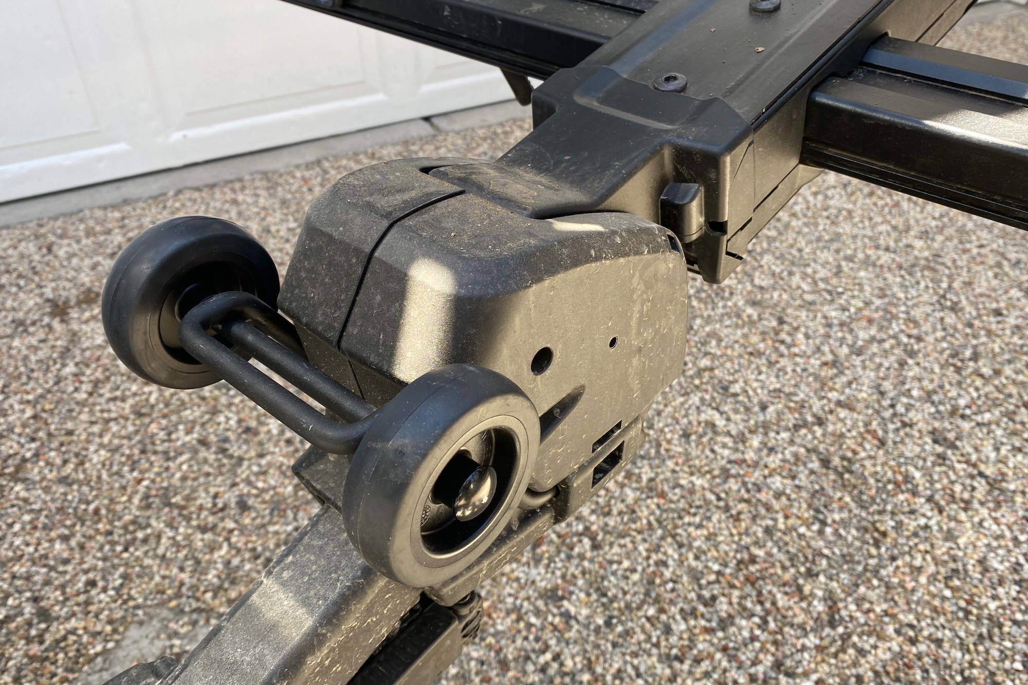 the optional transport wheels on the Verse hitch bike rack