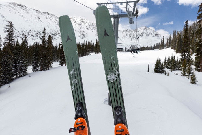 Atomic Maverik 96 skis on snow