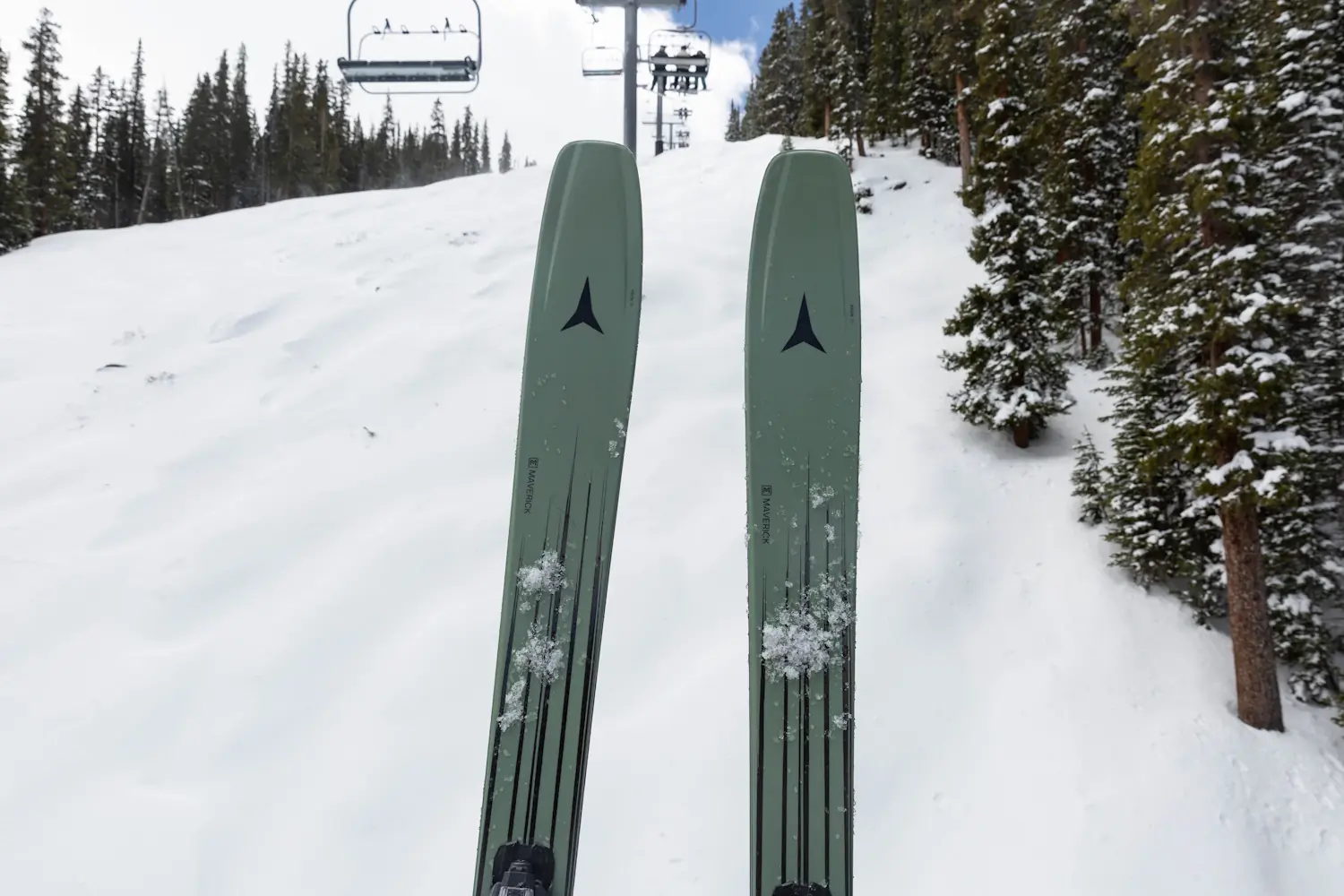 Atomic Maverik 96 skis on snow