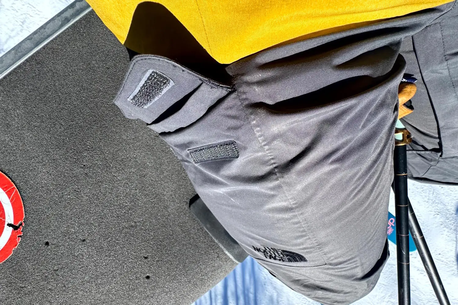 Closup of tnf freedon ski pants pockets