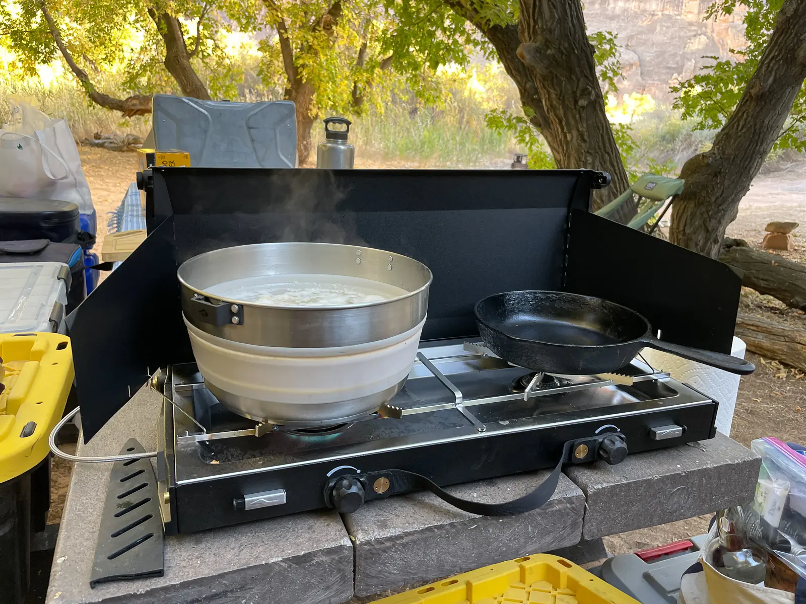 the primus alika with a pot of boiling pasta and a cast iron on it