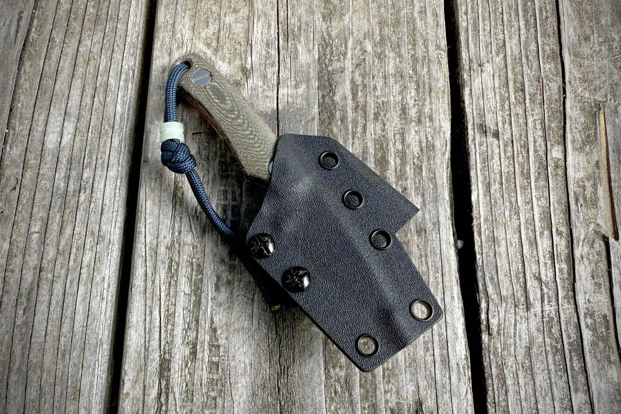 Knafs Little Lulu on a wooden table