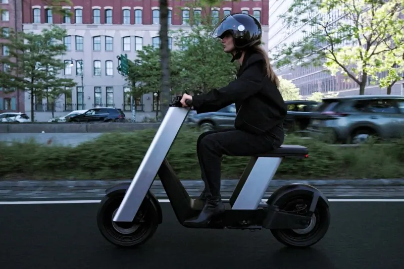 Cyberpunk Two-Wheel Transporter: Meet the Infinite Machine Olto