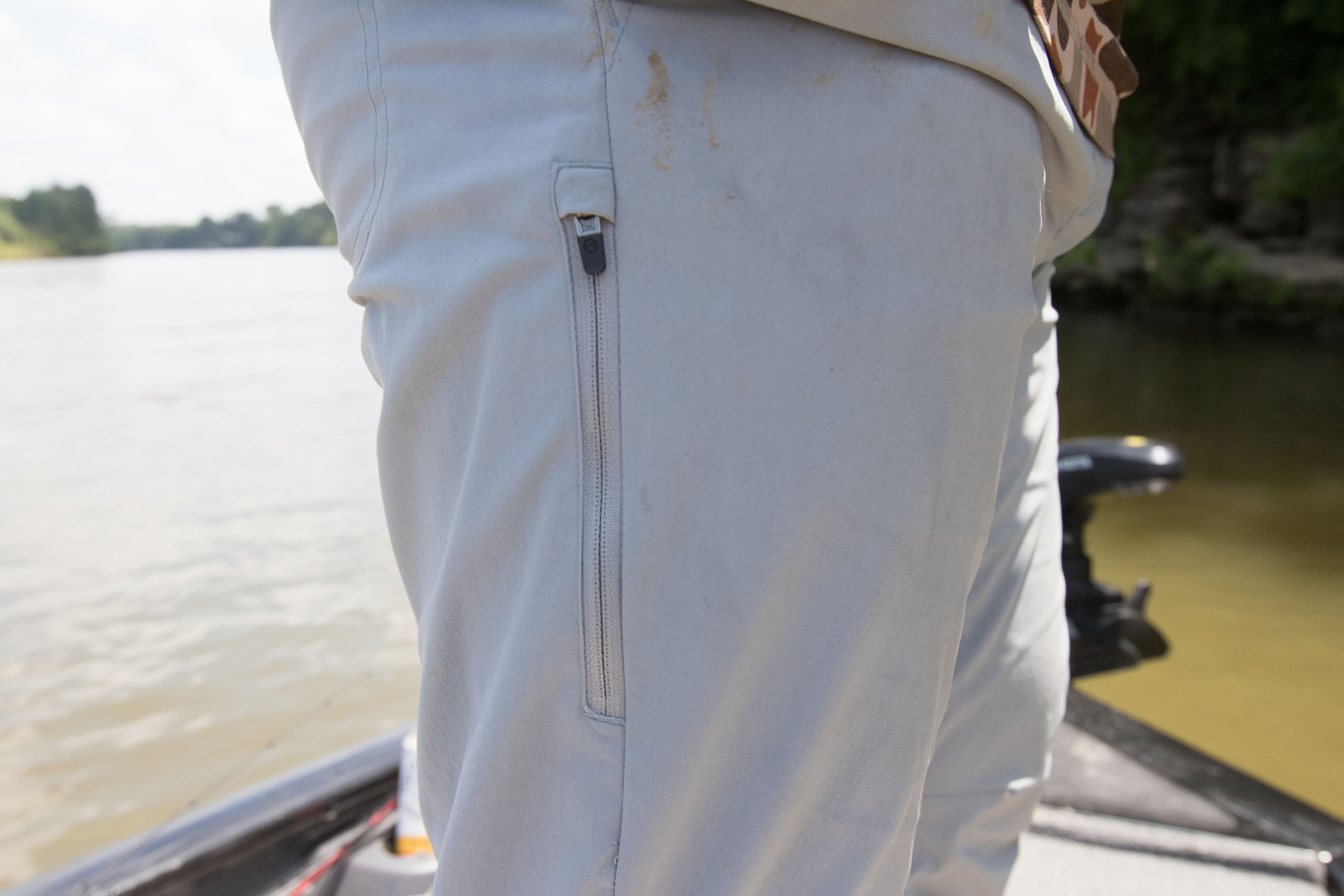 Vertical zipper on pants