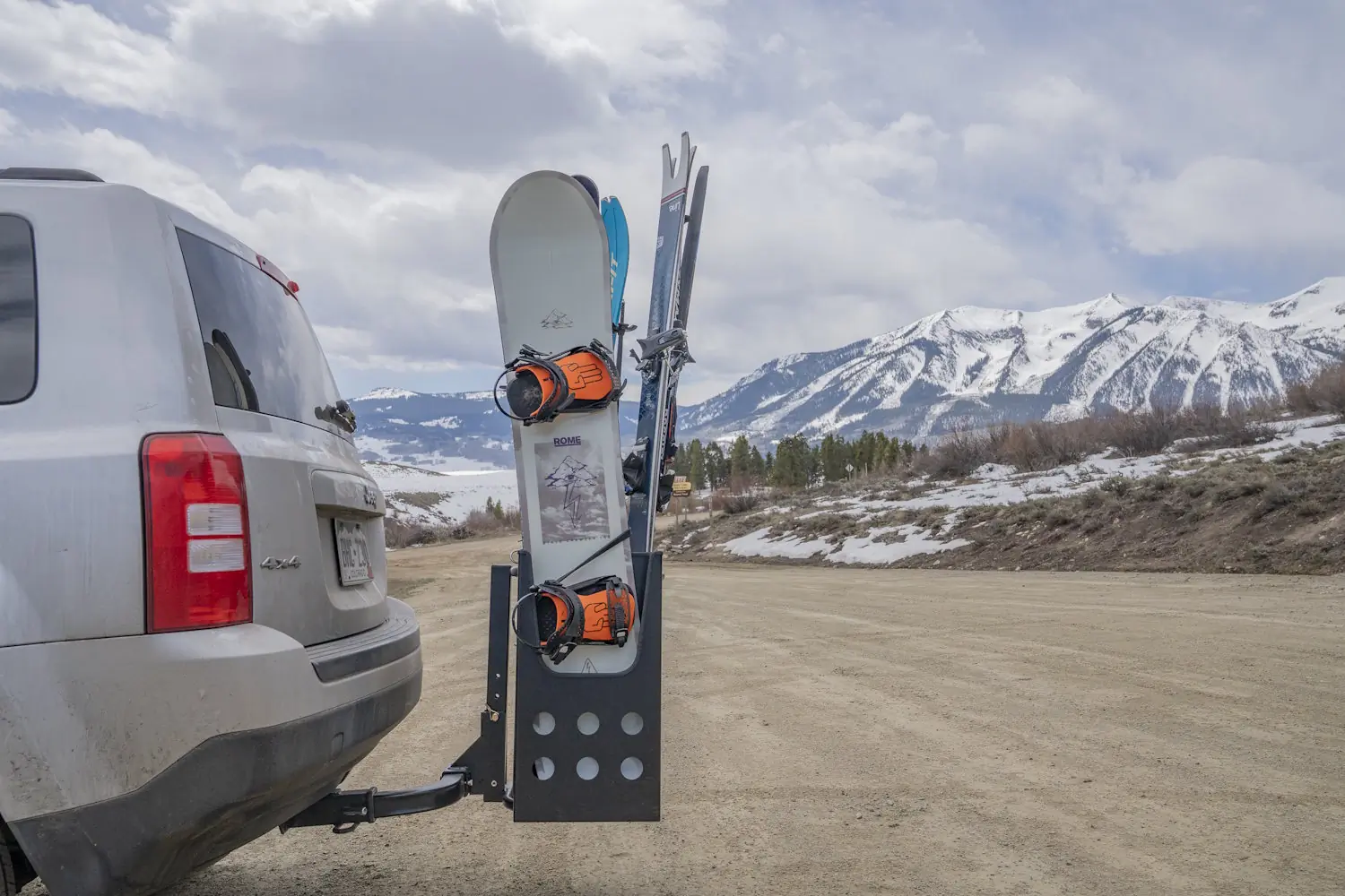 Gravirax GR-4 Ski Rack in upright position carrying skis and snowboard