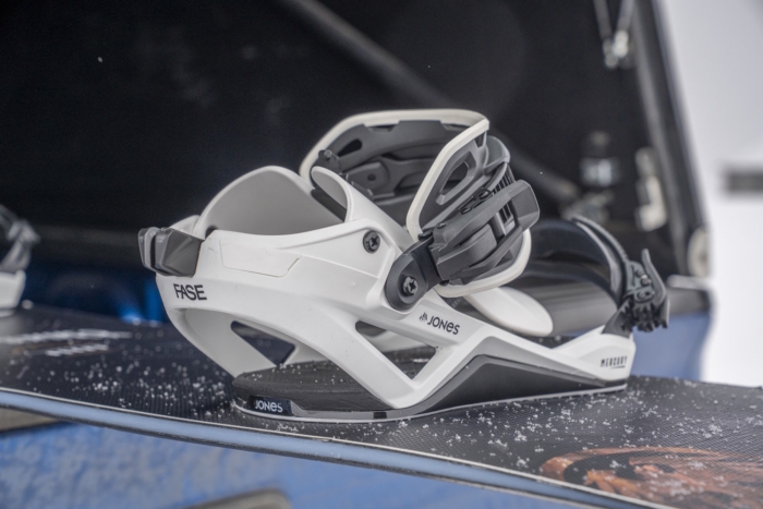 Jones Mercury FASE Snowboard Binding mounted on a snowboard.