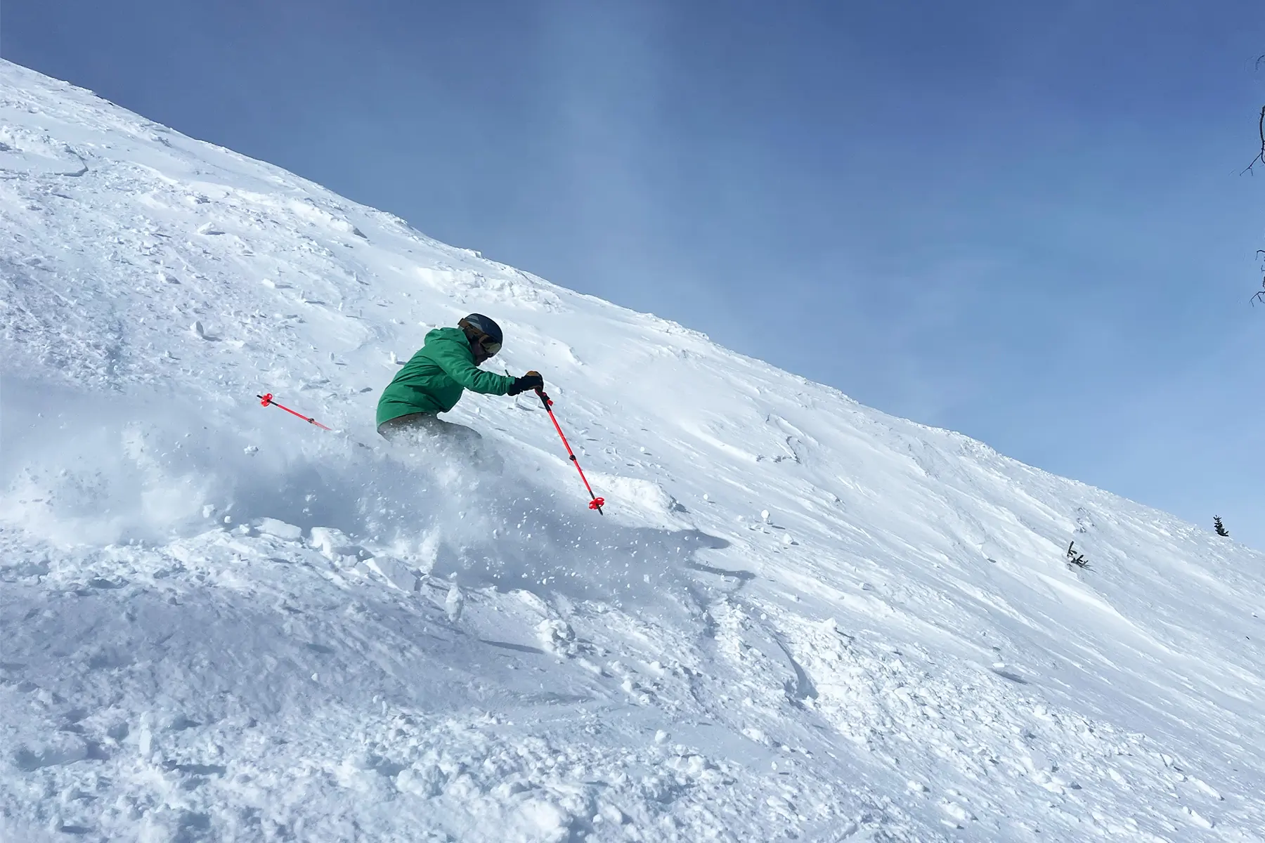 Skier on a steep slope wearing the Smith Vantage 2 helmet