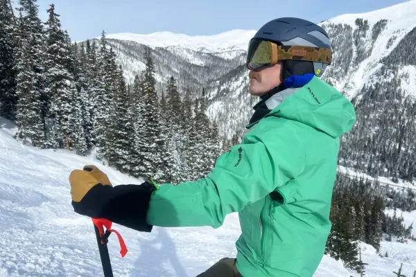 Skier in Smith Vantage 2 helmet and Smith 4D Mag ski goggles