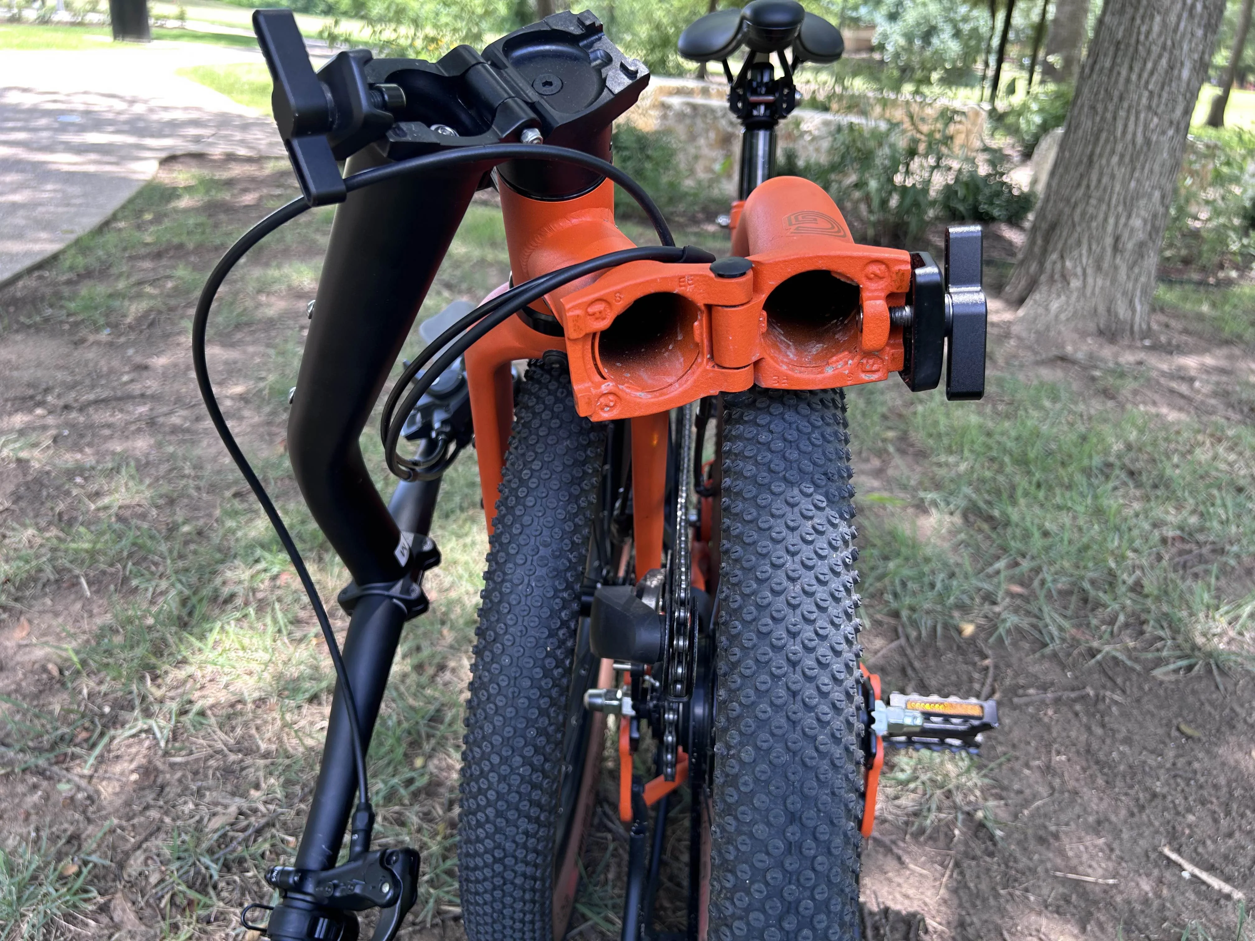 Brompton G-Line folding bike frame folding point detail image.