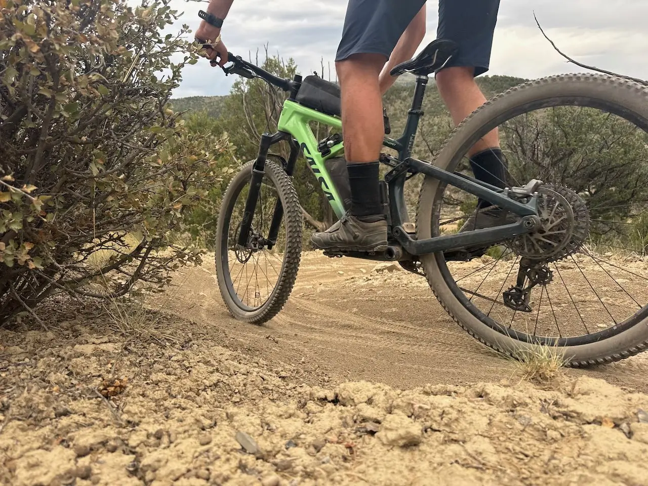 Rider cornering on dry terrain with the Salsa Blackthorn 125