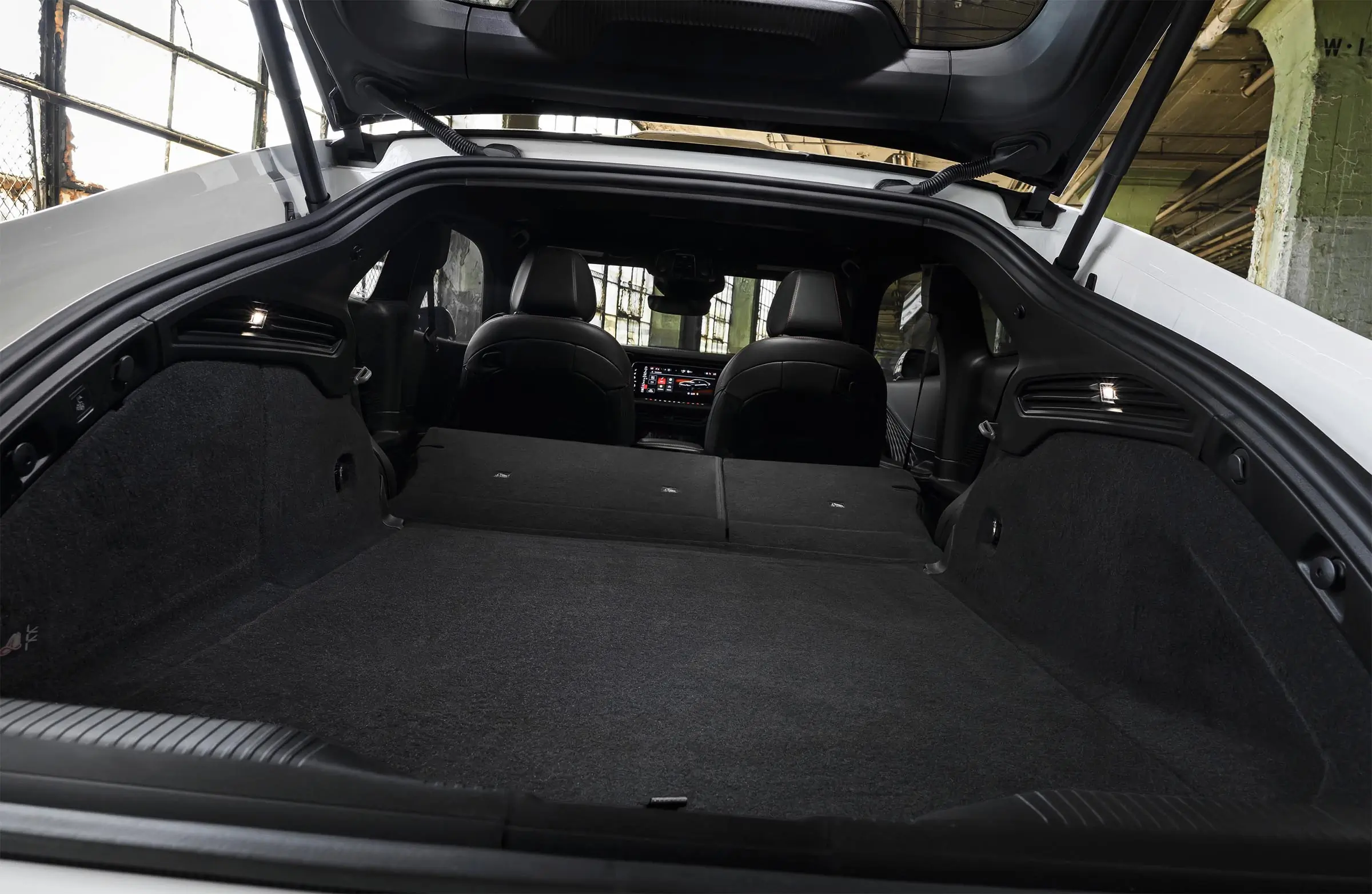 Dodge Charger Sixpack - cargo bay