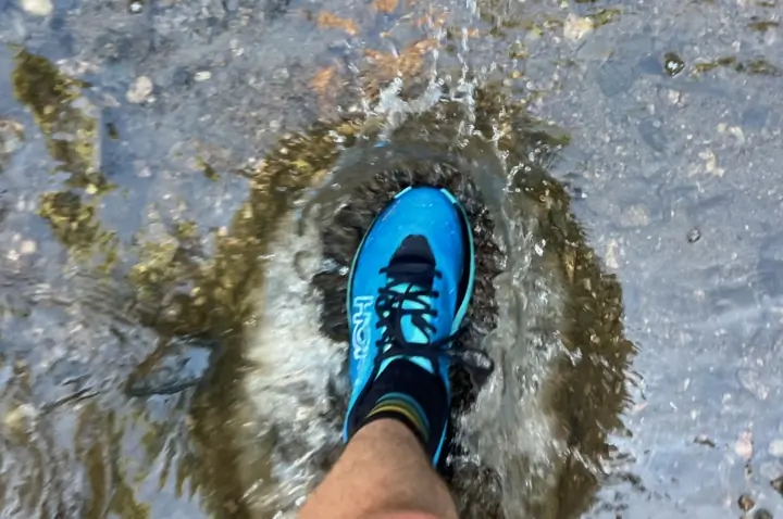 Hoka mafate 5 en salpicaduras azules en agua