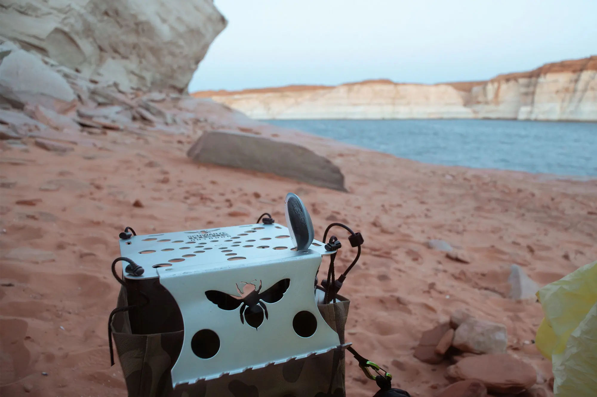 Schwarze Biene Big Mama Table on the beach