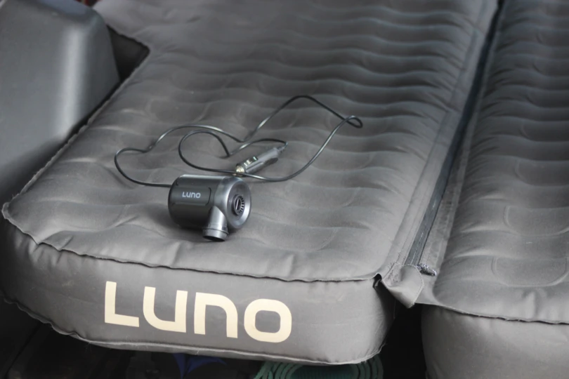 the air pump sitting on top of the air pro mattress