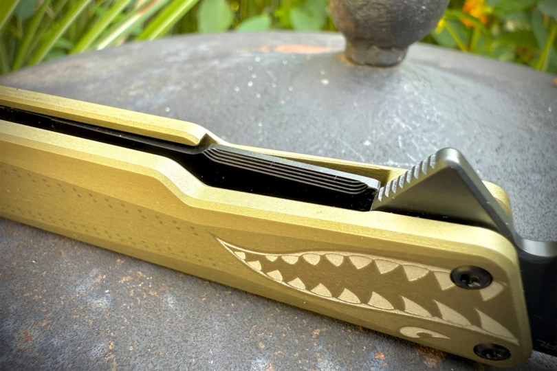 OKNIFE AION handle with shark teeth design