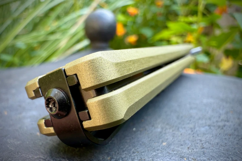 OKNIFE AION closed with focus on the hinge