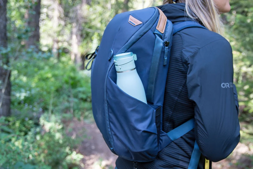 carrying Peak Design Everyday Backpack Zip