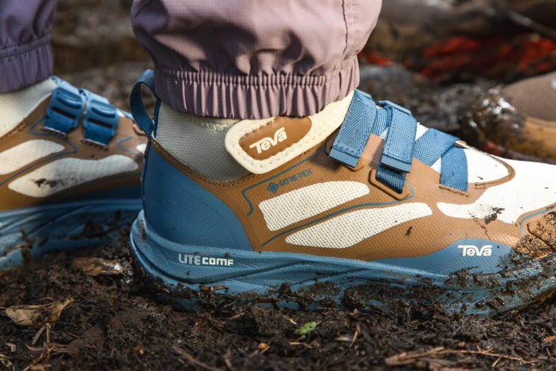 Teva Trailwinder Mid GTX pisando barro