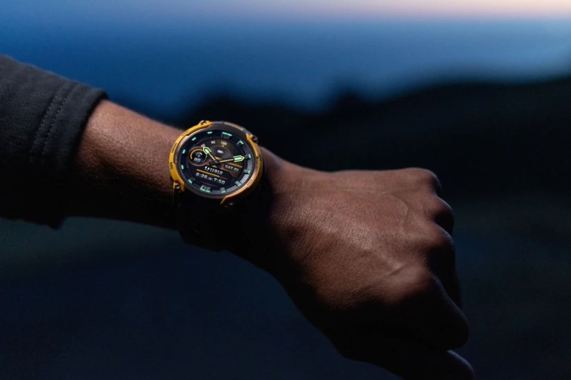 Primer plano del reloj inteligente en la muñeca de una persona