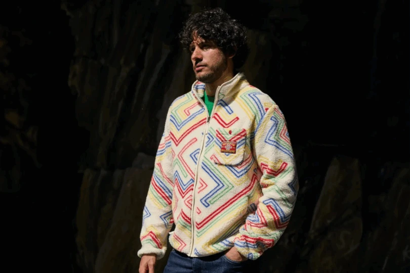 Persona que usa chaqueta de vellón con colorido patrón de zig zag