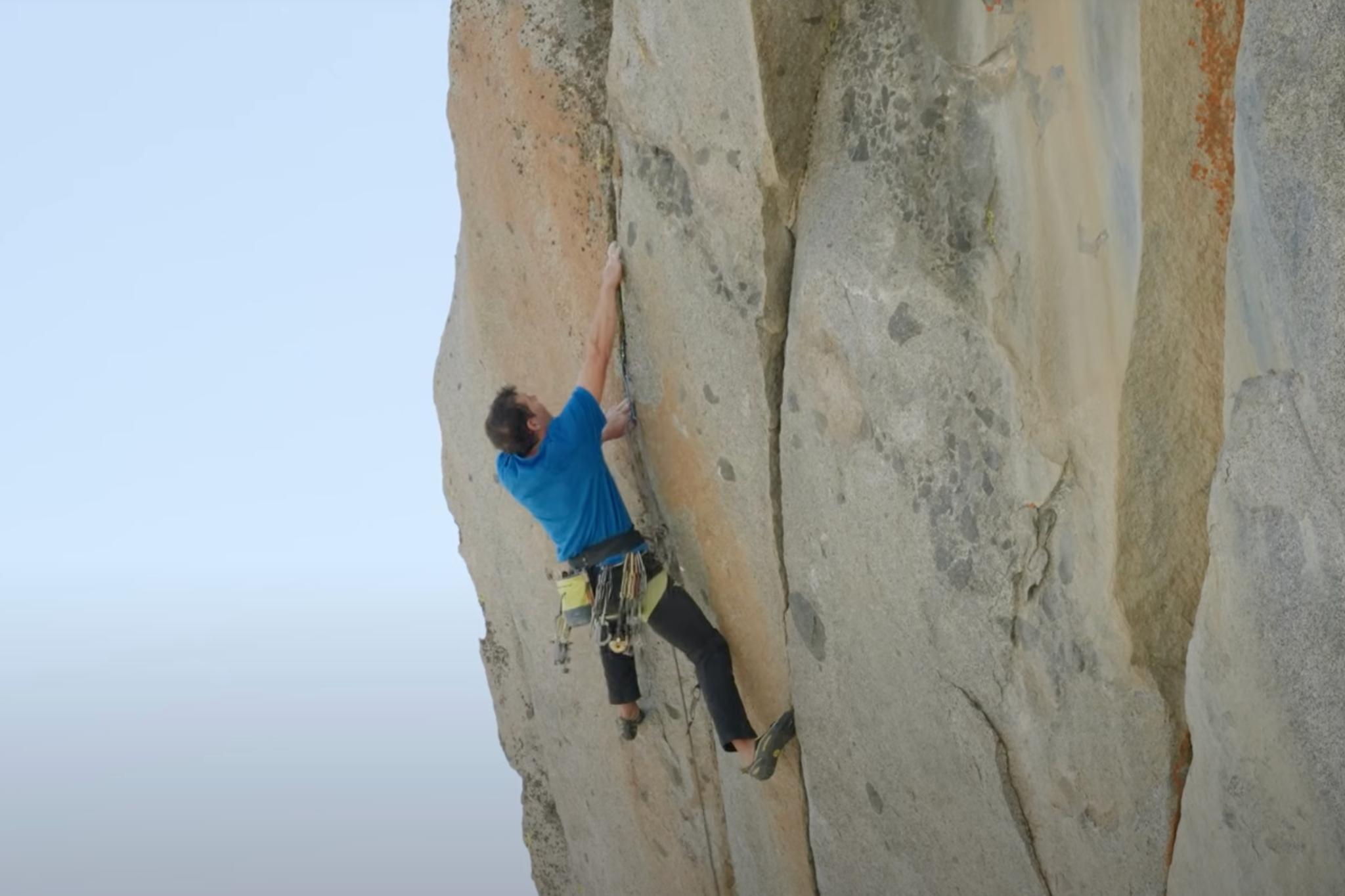 Climber goes up crack