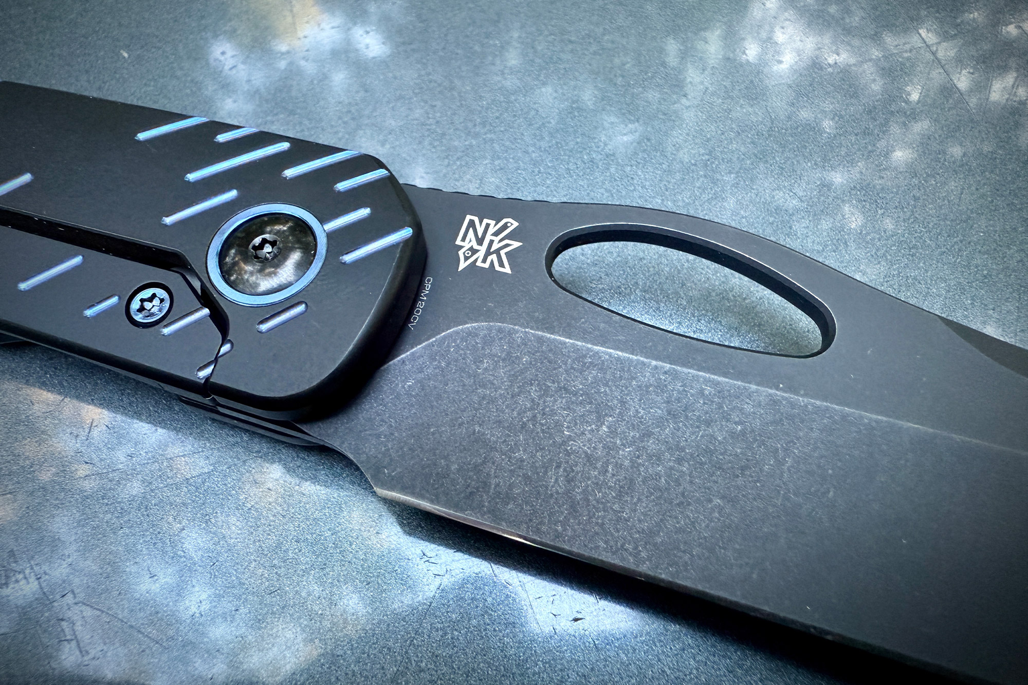 Close-up of WE Knife Inmate pivot and blade cutout