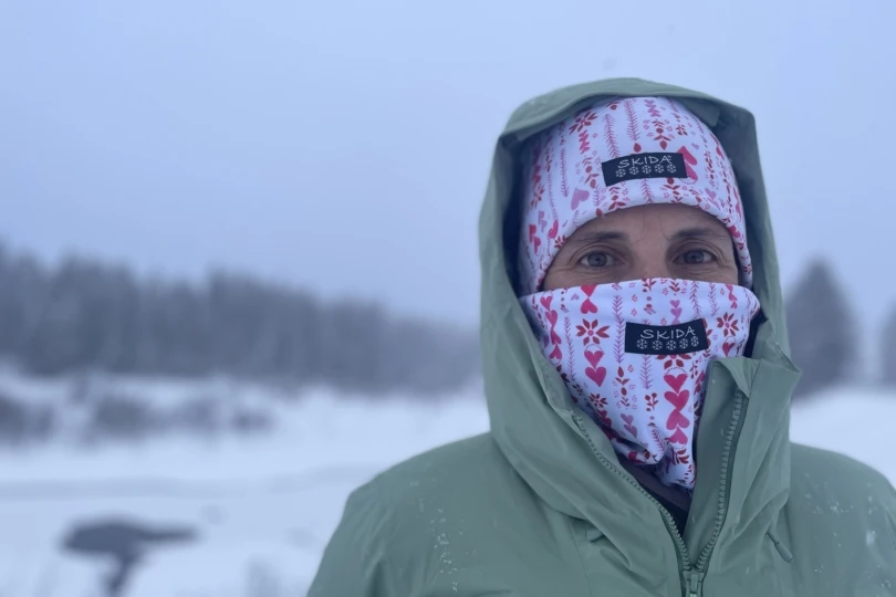 Woman wearing the best face coverings Skida Alpine Neckwarmer