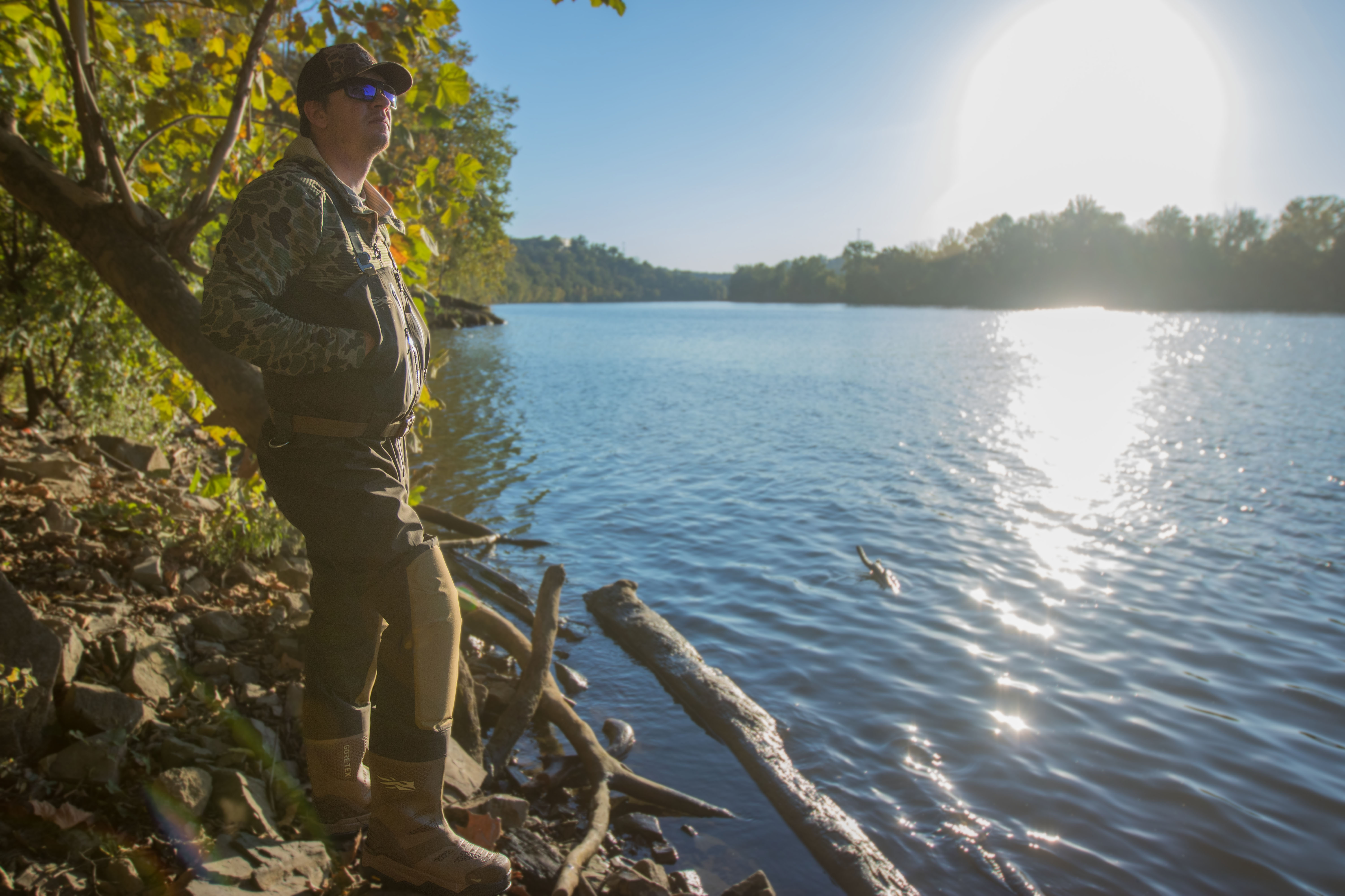A hunter on the side of a river wearing the SITKA Delta VentLite zip GTX waders.
