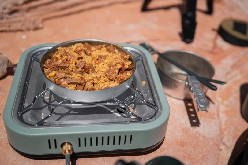 the cascade 18 stove cooking a breakfast on a red rock scene