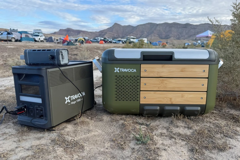 The TRAVOCA Vega 1500 power station and Rigel DZ eCooler side by side with mountains in the background