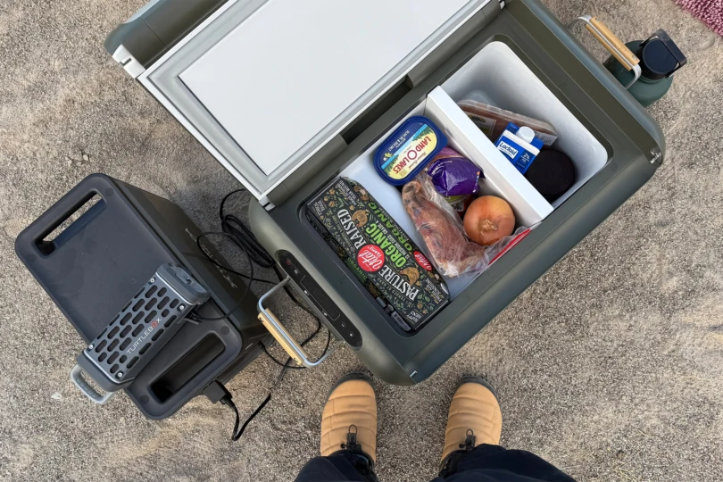 View from above showing the TRAVOCA Rigel DZ eCooler filled with food and connected to the power station