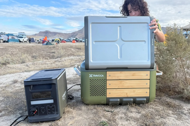 A camper opens TRAVOCA Rigel DZ eCooler