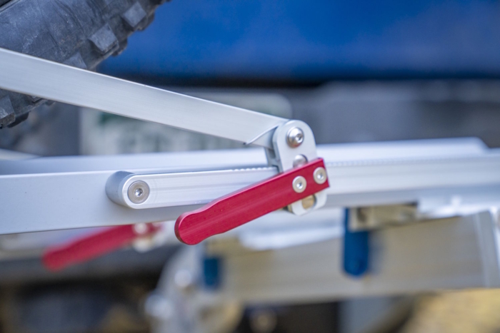 Close-up of the 1Up rack’s red release lever and ratcheting arm.
