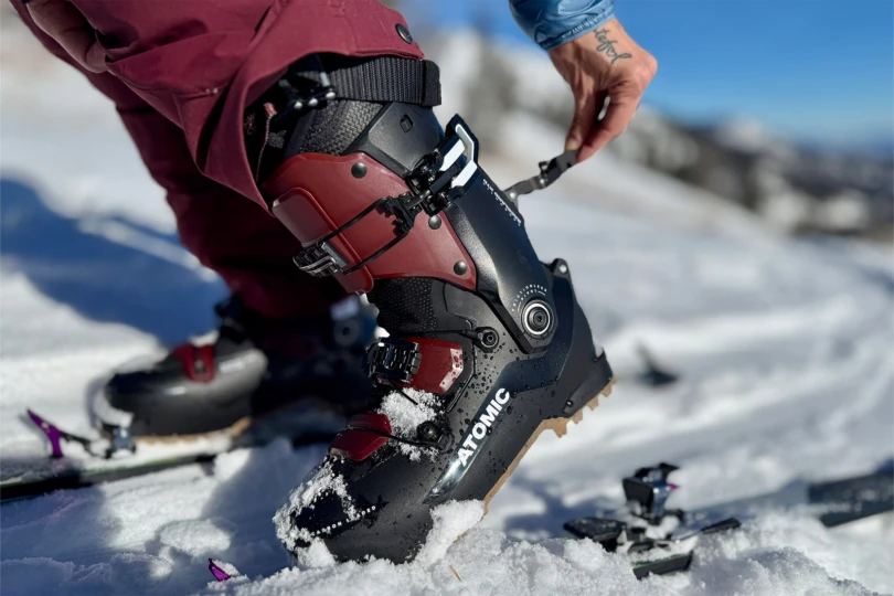 Tightening the walk-to-ski lever before transitioning